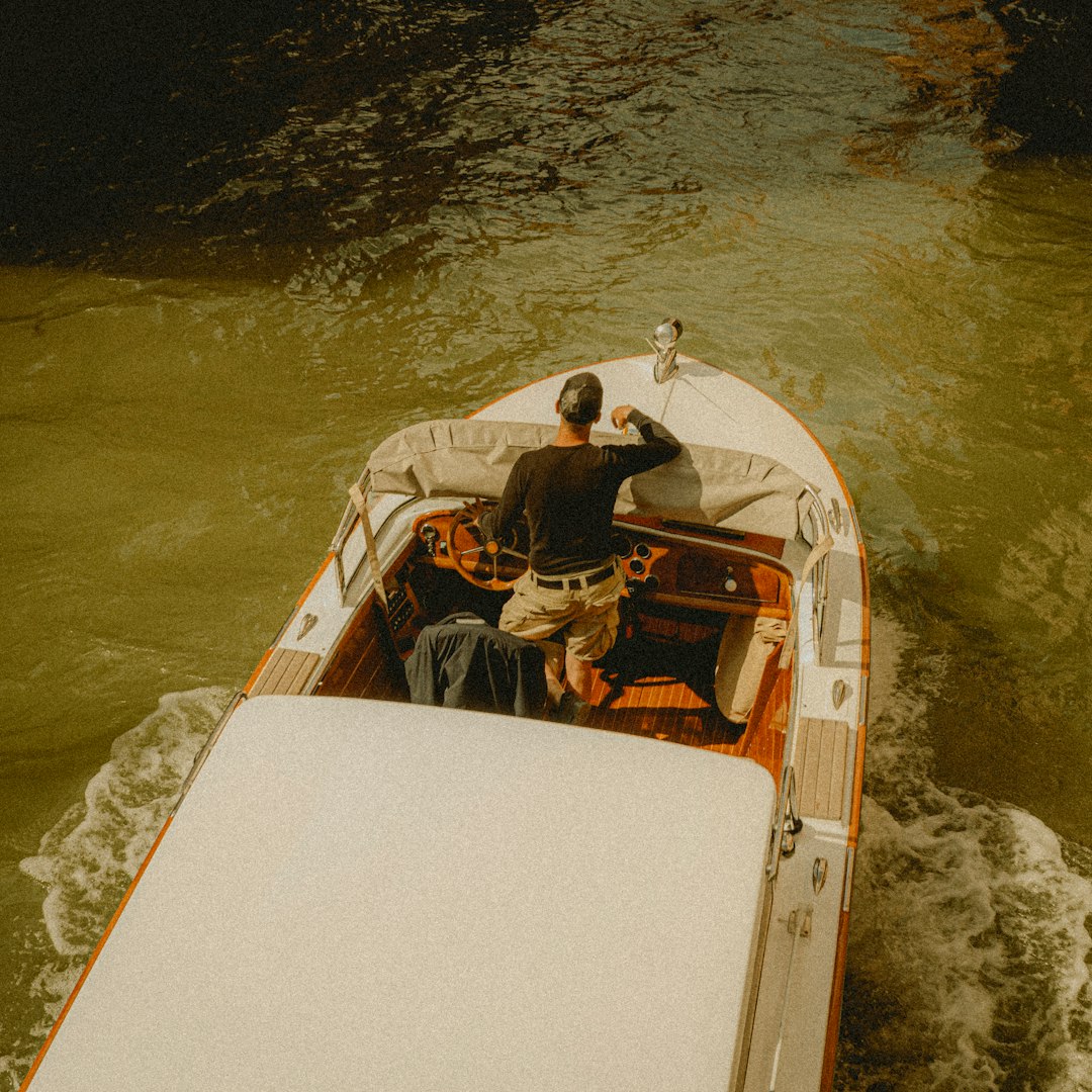 Voyageur solitaire en mer